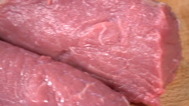 Un pezzo di carne su un tagliere — Video Stock