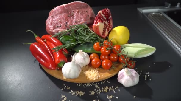 М'ясо з овочами та фруктами — стокове відео