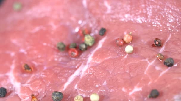 М'якоть свіжого м'яса зі спеціями — стокове відео