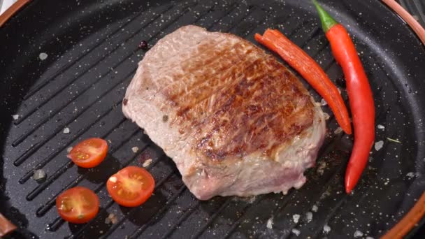 Steak s rajčaty, smažené na pánvi — Stock video