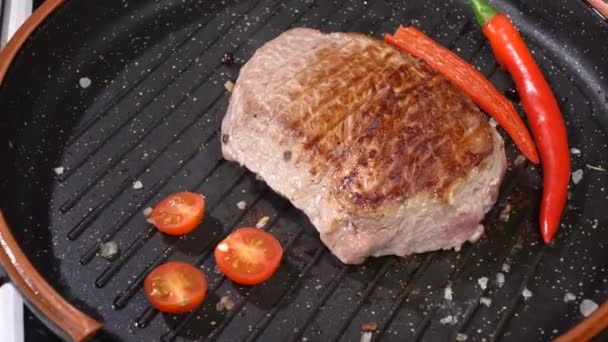 Steak à la tomate frit dans une poêle — Video