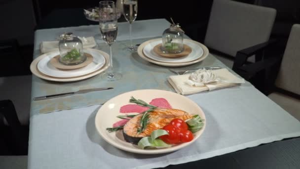 柑橘類と赤魚のグリル ステーキ レストランでスパイスの料理 ドーリー ショット — ストック動画