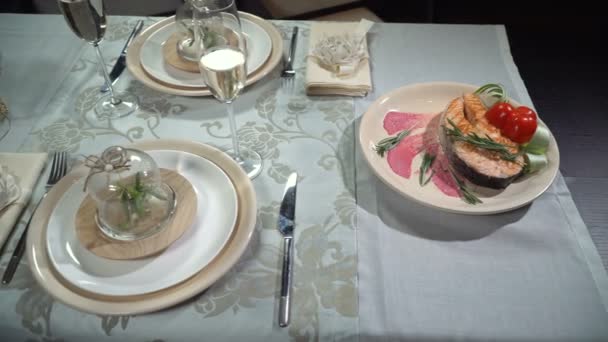 Maträtt som stekt kungsfisk biff på en restaurang — Stockvideo