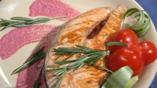 Prato frito bife de peixe vermelho em um restaurante — Vídeo de Stock