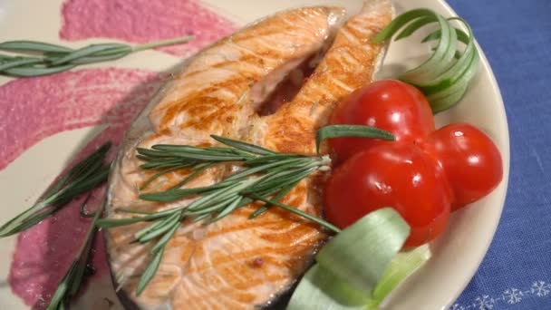 Mesa Natal Com Prato Bife Peixe Vermelho Frito Com Citrinos — Vídeo de Stock