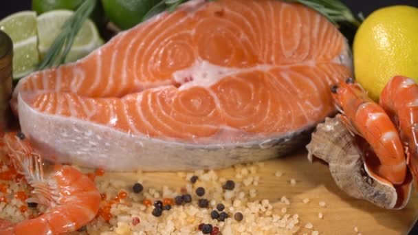 Стейк из сырой красной рыбы с креветками — стоковое видео