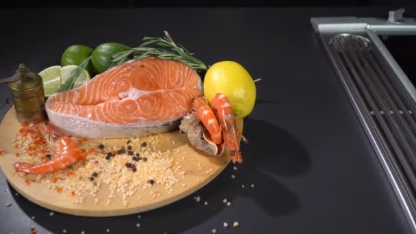 Filete de pescado rojo con cítricos y camarones — Vídeos de Stock