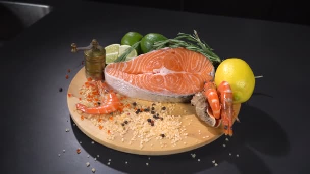 Bistecca di pesce rosso con agrumi e gamberetti — Video Stock