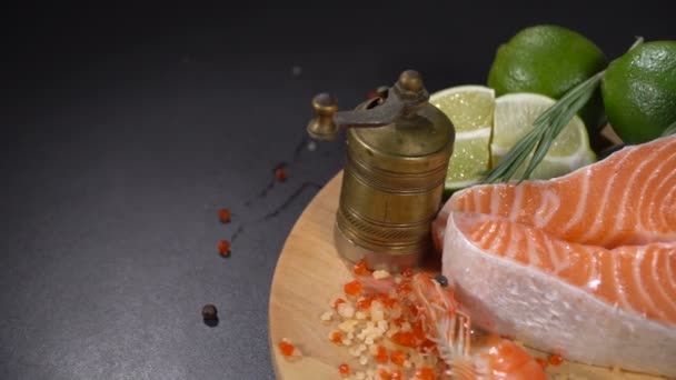 Стейк Красная рыба с цитрусовыми и креветками — стоковое видео