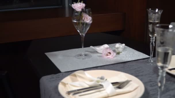 Красивый сервированный праздничный стол в ресторане — стоковое видео