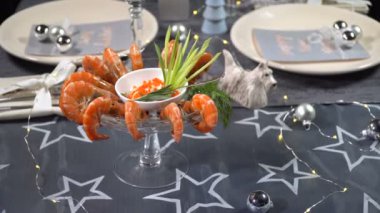 Karides ve şampanya ile Noel masa