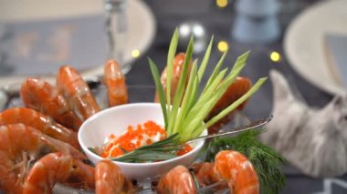 Karides ve şampanya ile Noel masa