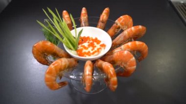 Karides bir tabloda bir restoranda yemek