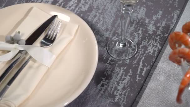 El plato de los langostinos sobre la mesa en el restaurante — Vídeo de stock