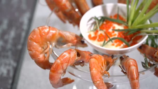 Πιάτο γαρίδες σε ένα τραπέζι σε ένα εστιατόριο — Αρχείο Βίντεο