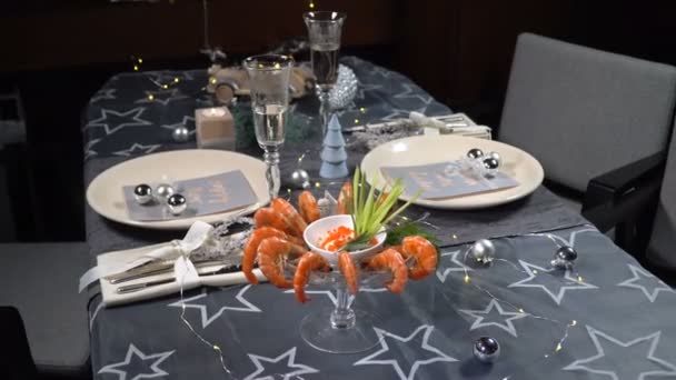 Christmas table with shrimps and champagne — Stock Video