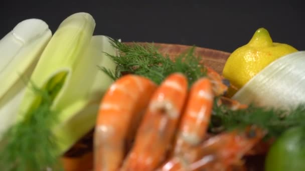 Shrimps with spices and citrus — Stock Video