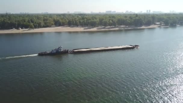 Barco con barcaza en el río Dnieper — Vídeo de stock