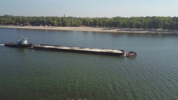 Barco com uma barcaça no rio Dnieper — Vídeo de Stock