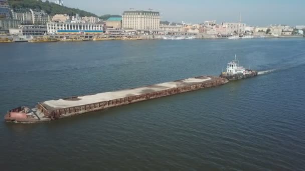 Barca con chiatta sul fiume Dnieper — Video Stock