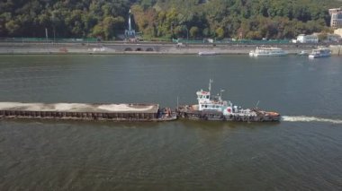 Bir mavna ile Dnieper Nehri üzerinde tekne