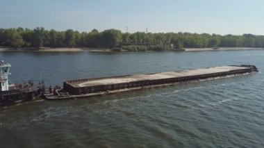 Bir mavna ile Dnieper Nehri üzerinde tekne