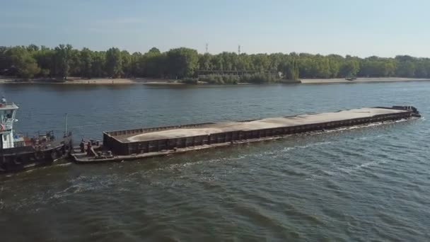 Човен з баржа на річці Дніпро — стокове відео
