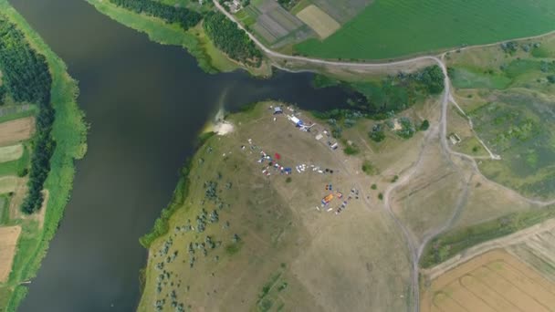 Volando sobre los campos y el río — Vídeo de stock