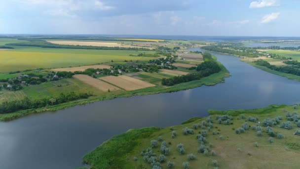 Volando sobre el pueblo y el río — Vídeos de Stock