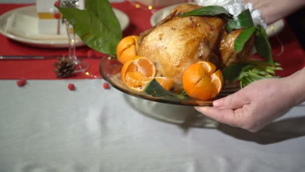 Pollo al horno con mandarinas — Vídeo de stock