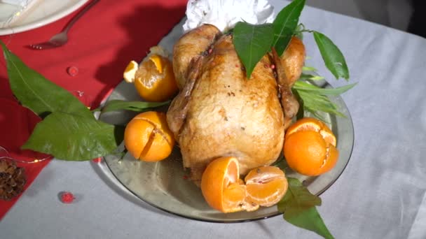 Frango assado com tangerinas — Vídeo de Stock