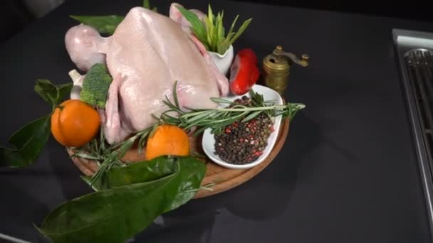 Pollo entero con mandarinas en la mesa — Vídeos de Stock