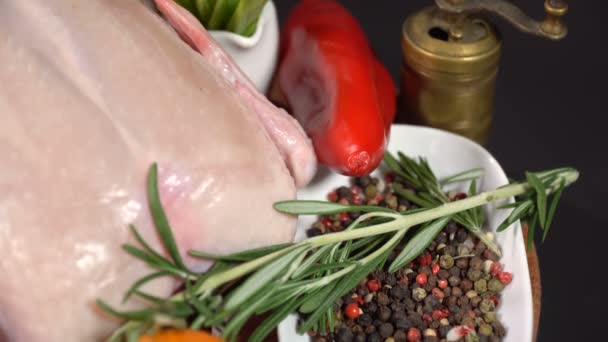 Pollo intero con mandarini sul tavolo — Video Stock