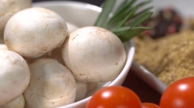 Champignon mantar ve baharatlar