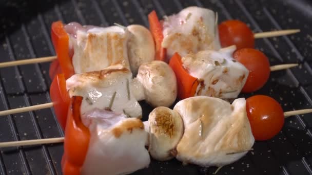 Brochettes de poulet frites dans une poêle — Video