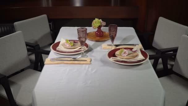 Served festive table with glasses — Stock Video