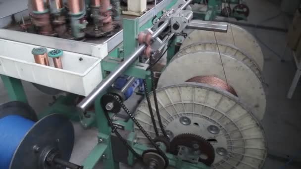 Enrolamento de um arame em uma bobina — Vídeo de Stock