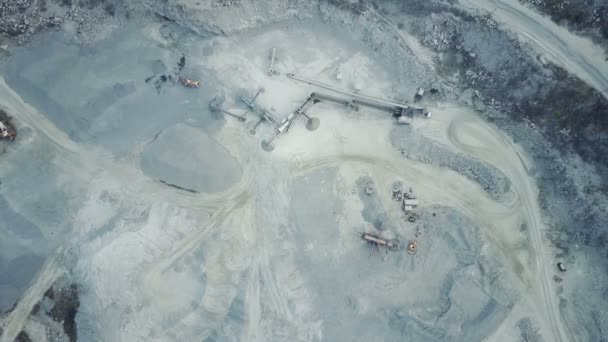 Volando sobre una cantera de piedra — Vídeo de stock