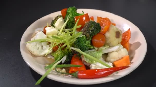 Prato de guisado vegetal na mesa — Vídeo de Stock