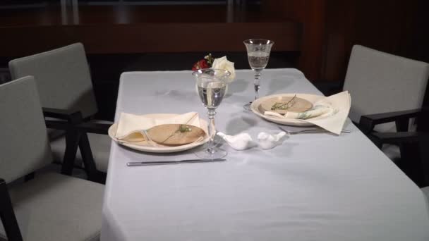Serwowane świąteczny stół w restauracji — Wideo stockowe