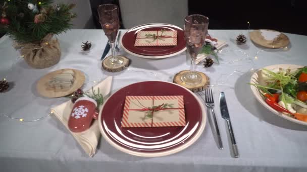 Estofado de verduras en la mesa de Navidad — Vídeos de Stock