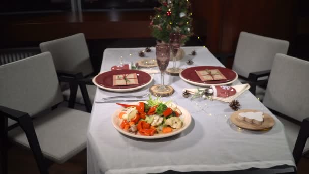 Estofado de verduras en la mesa de Navidad — Vídeos de Stock