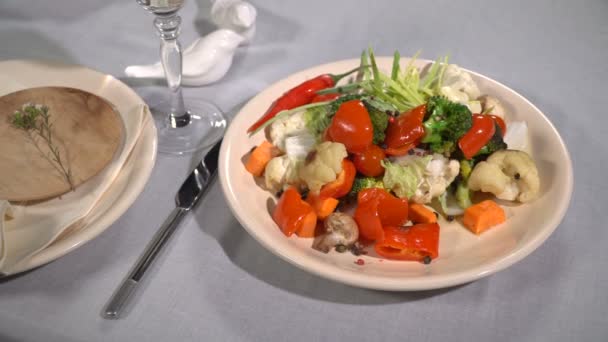 Estofado de verduras en la mesa servida — Vídeo de stock