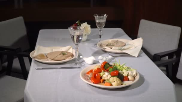 Estofado de verduras en la mesa servida — Vídeos de Stock