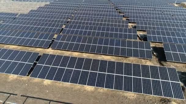 建造一个太阳能发电站 — 图库视频影像