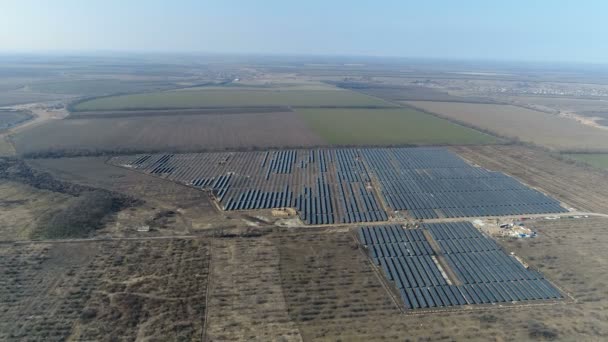 Bau eines Solarkraftwerks — Stockvideo