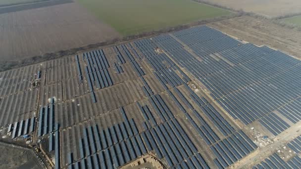 Bouw van een zonne-energiecentrale — Stockvideo