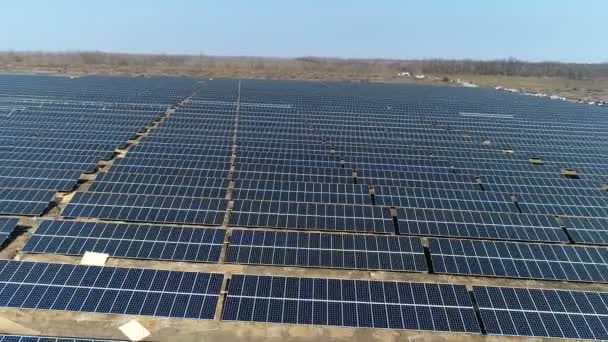 Bouw van een zonne-energiecentrale — Stockvideo