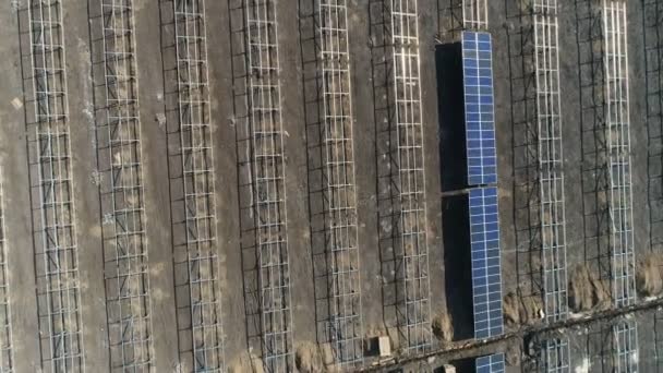 Строительство солнечной электростанции — стоковое видео