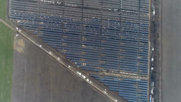 Byggandet av ett solkraftverk — Stockvideo